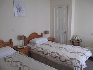 Desk, iron/ironing board, free WiFi, bed sheets - ML Lodge (Cardiff)