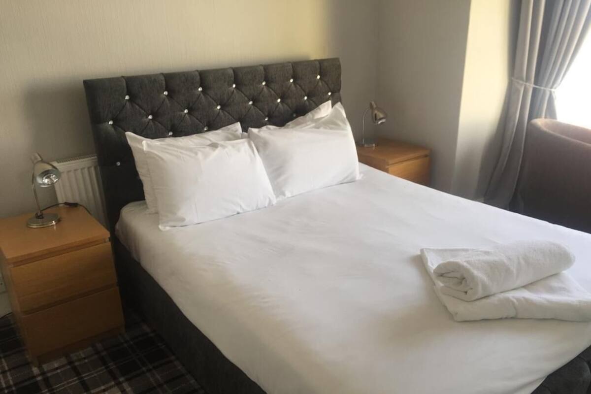 Doppel- oder Zweibettzimmer, mit Bad