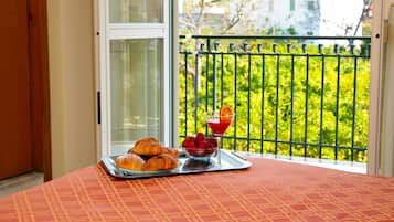Triple Room | Room service – dining