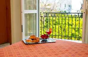 Triple Room | Room service – dining - Hotel Iside (Pompei)