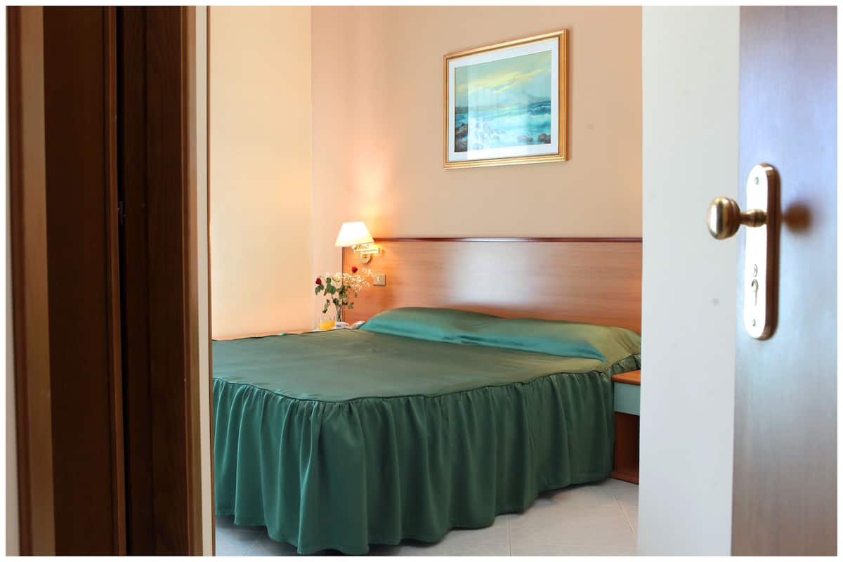 Double Room | Desk, cribs (surcharge), WiFi (free)