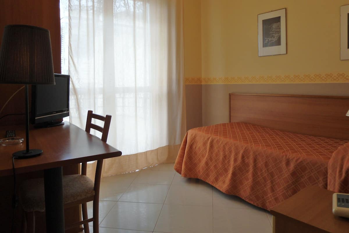 Chambre Simple | Bureau, lits bébé (en supplément), Wi-Fi gratuit
