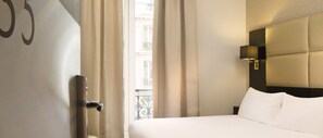 Minibar, in-room safe, desk, soundproofing - Hotel Le Relais du Marais (Paris)