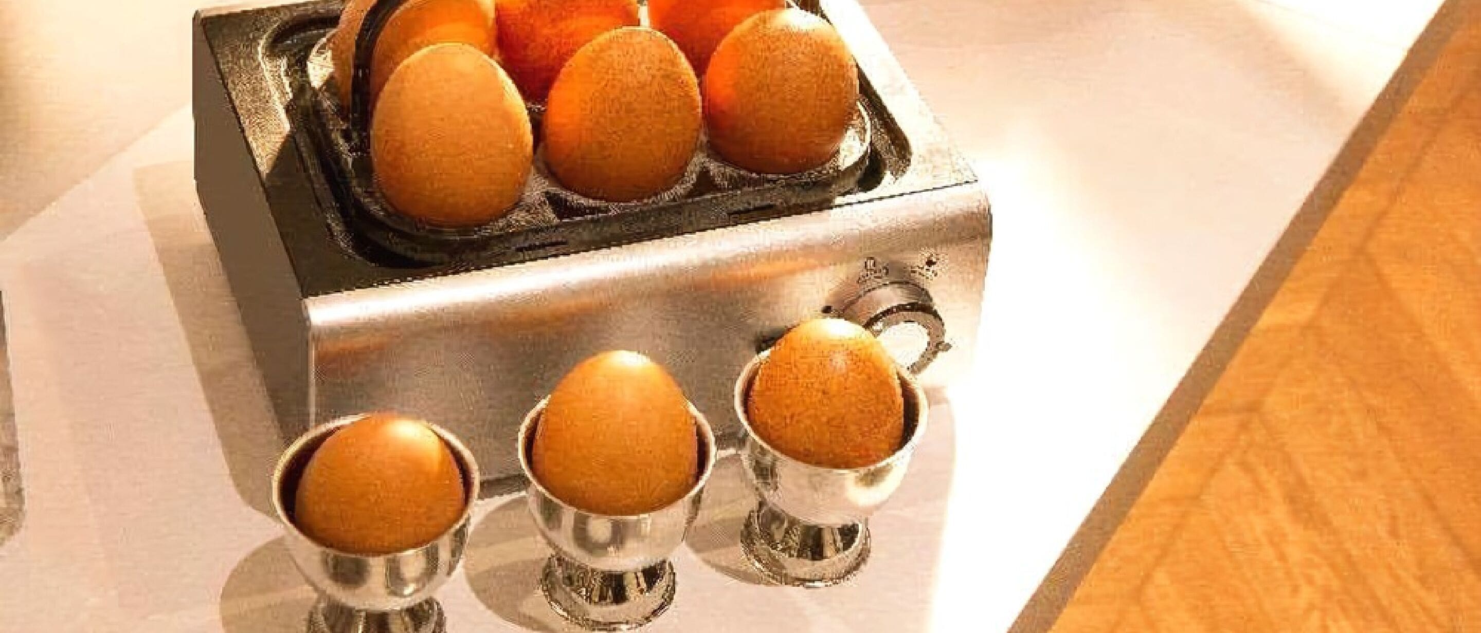 Una cocina con un tostador y cuatro tazas para huevos sobre la encimera.