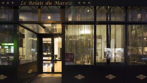 A hotel entrance with a sign reading "Le Relais du Marais" and a visible "H" sign indicating handicap accessibility. - Hotel Le Relais du Marais (Paris)