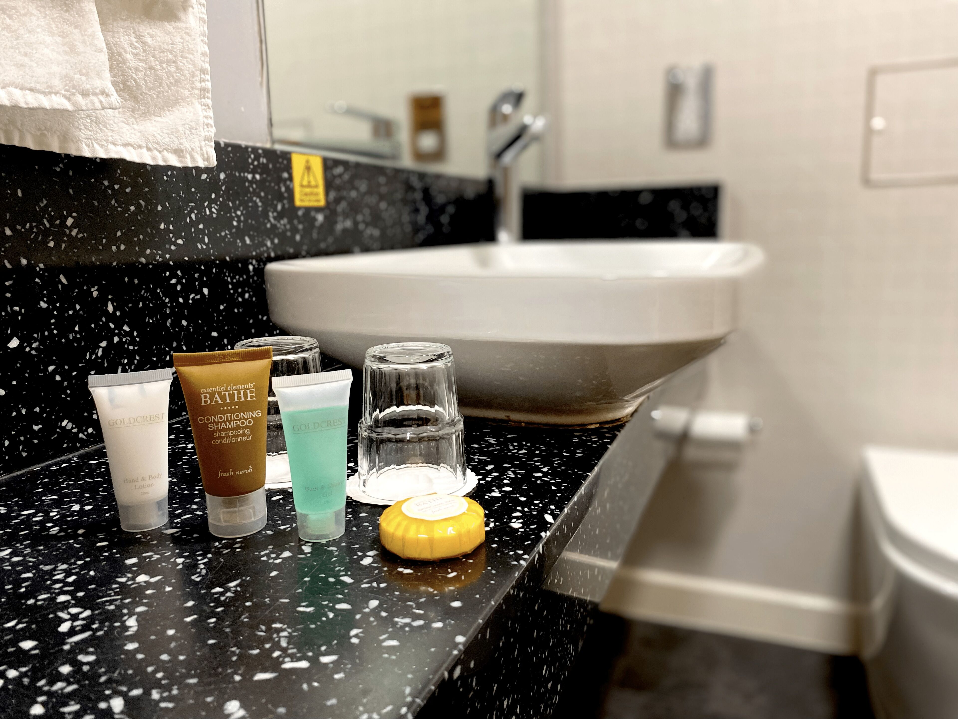 Executive tweepersoonskamer | Badkamer | Gratis toiletartikelen, een haardroger, handdoeken, zeep