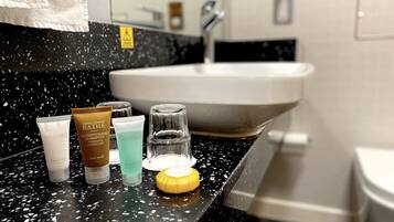 Executive tweepersoonskamer | Badkamer | Gratis toiletartikelen, een haardroger, handdoeken, zeep