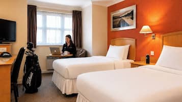 Family Room | Desk, free WiFi, bed sheets