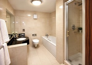 Articles de toilette (gratuits), séchoir à cheveux, serviettes fournies