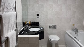 Gratis toiletartikelen, een haardroger, handdoeken, zeep