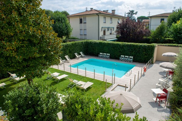 Piscine extérieure (ouverte en saison), parasols de plage