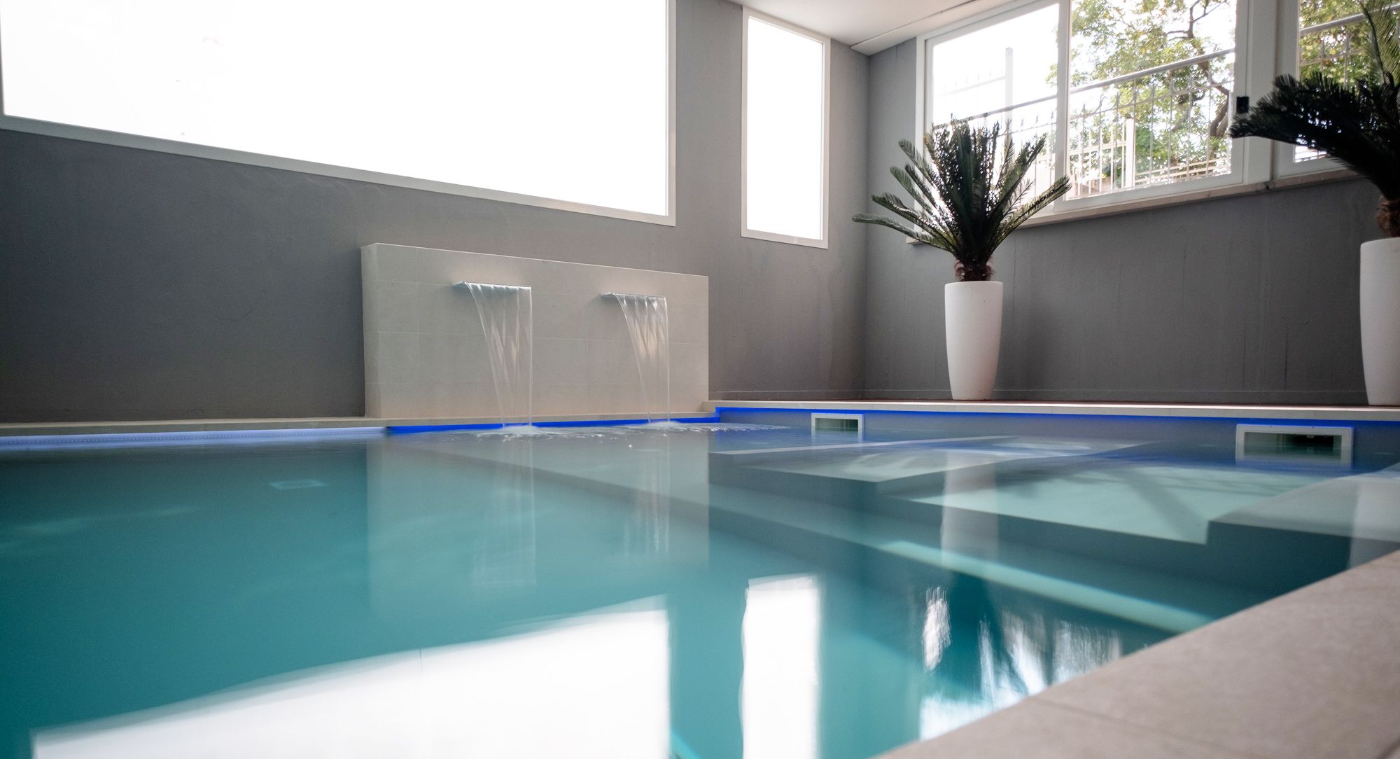 Innenpool, Pool mit Wasserfall, Liegestühle