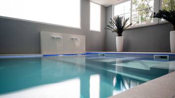 Innenpool, Pool mit Wasserfall, Liegestühle