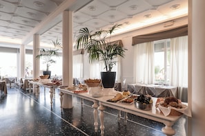 Breakfast, lunch and dinner served  - Hotel Continental (Senigallia)