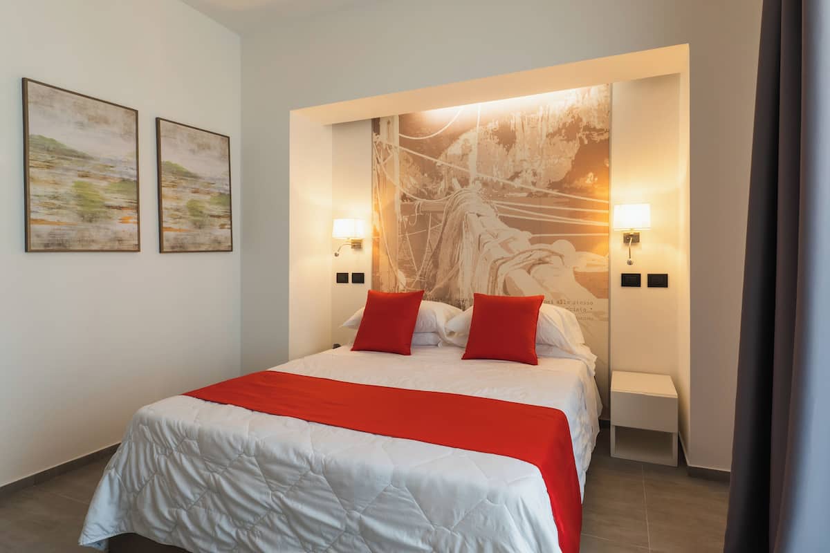 Comfort-Doppelzimmer, eingeschränkter Meerblick | Zimmersafe, Schreibtisch, schallisolierte Zimmer, kostenloses WLAN