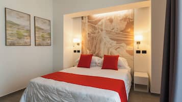 Doppia Comfort, vista mare parziale | Una cassaforte in camera, una scrivania, insonorizzazione