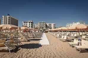 Plage privée, chaises longues, parasols, beach-volley