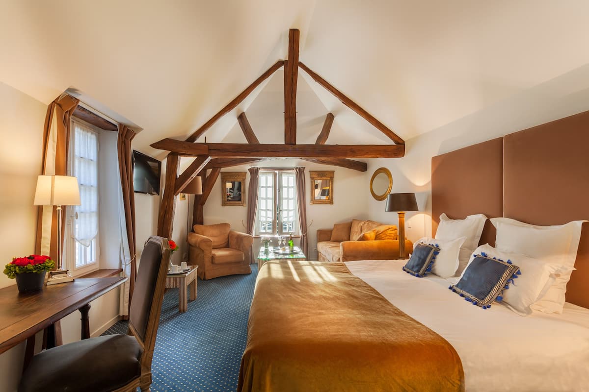 Family Room (Superior) | 2 bedrooms, hypo-allergenic bedding, minibar, in-room safe