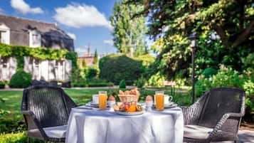 Daily continental breakfast (EUR 18 per person)