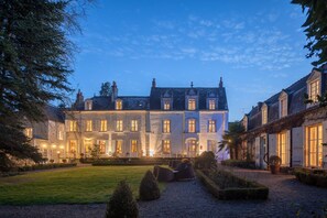 Fachada de la propiedad por la tarde o noche