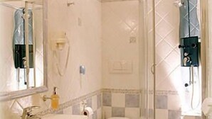 Double Room Single Use | Bathroom | Shower, hydromassage showerhead, free toiletries, hair dryer - 69 Manin Street (Rome)