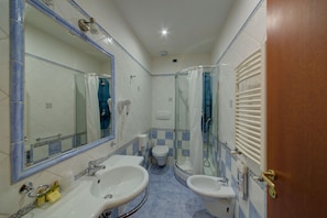 Shower, hydromassage showerhead, free toiletries, hair dryer - 69 Manin Street (Rome)