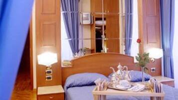 Quadruple Room | Bathroom | Shower, hydromassage showerhead, free toiletries, hair dryer