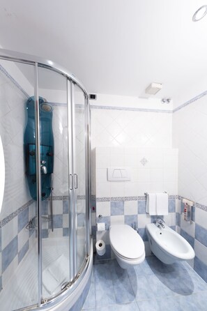 Shower, hydromassage showerhead, free toiletries, hair dryer - 69 Manin Street (Rome)