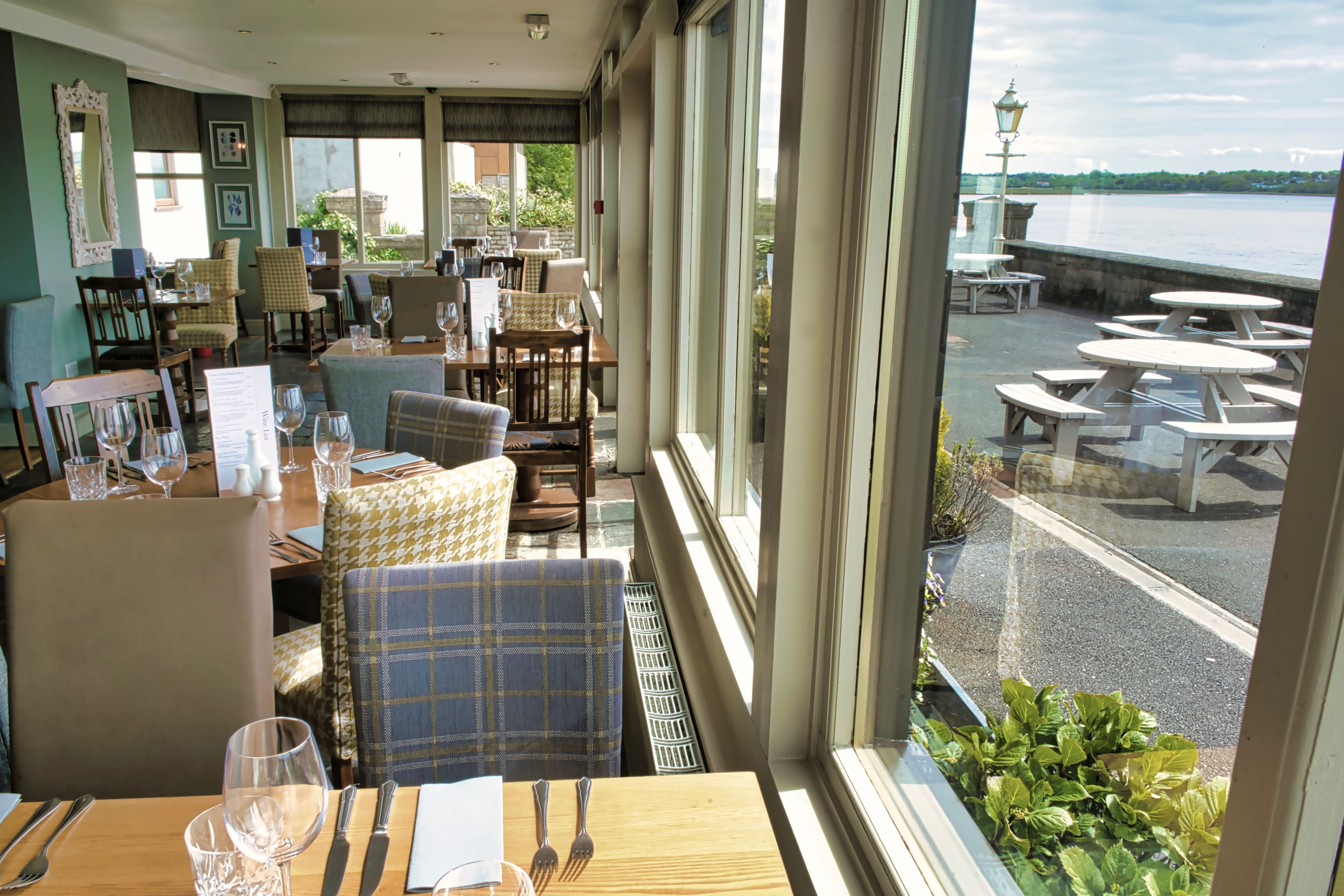 Breakfast, lunch, dinner served; sea views 