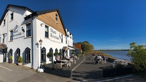 A riverside pub with outdoor seating and a view of the water. - Shard Riverside Hotel, Bar & Restaurant (Poulton-le-Fylde)