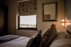 Sábanas de algodón egipcio, escritorio y tabla de planchar con plancha