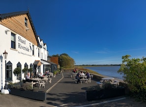 Vista frontal de la propiedad