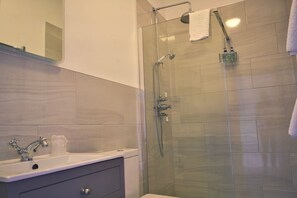 Signature Double Room, Ensuite, River View | Bathroom | Hair dryer, towels - Shard Riverside Hotel, Bar & Restaurant (Poulton-le-Fylde)