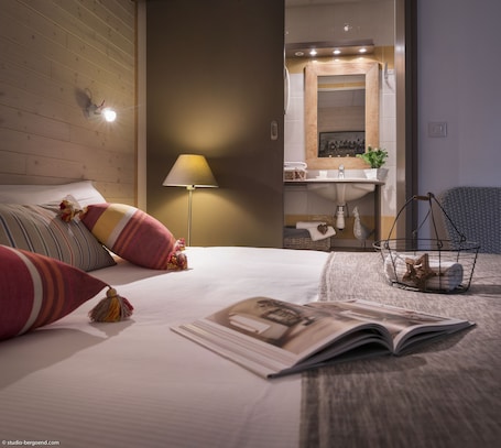 Desk, soundproofing, free WiFi, bed sheets. Hôtel des Alpes