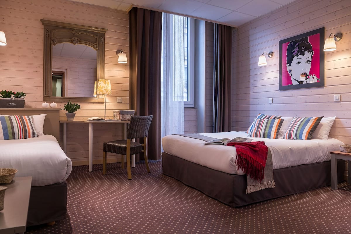 triple room | premium bedding, desk, soundproofing, free wifi