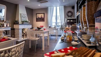 Dagelijks ontbijtbuffet (EUR 11 per persoon)