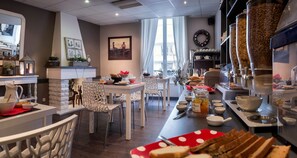 Desayuno buffet (EUR 11 por persona) 