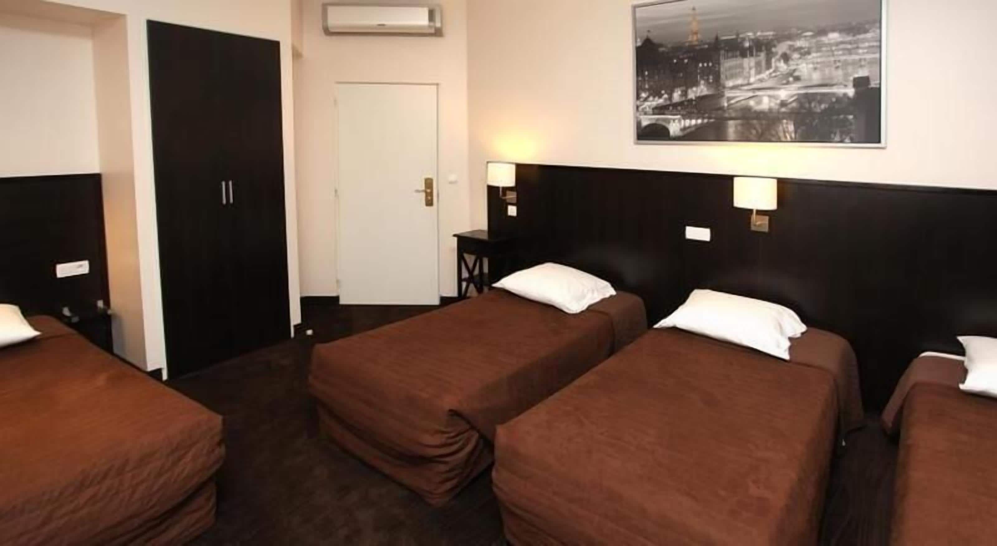 Een kluis op de kamer, een bureau, geluiddichte muren