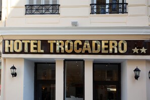 A hotel sign with the name "HOTEL TROCADERO" and three stars. - Trocadéro (Nice)