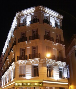 Front of property – evening/night - Trocadéro (Nice)