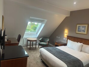 Quarto panorâmico | Cofres nos quartos, escrivaninha, quartos à prova de som