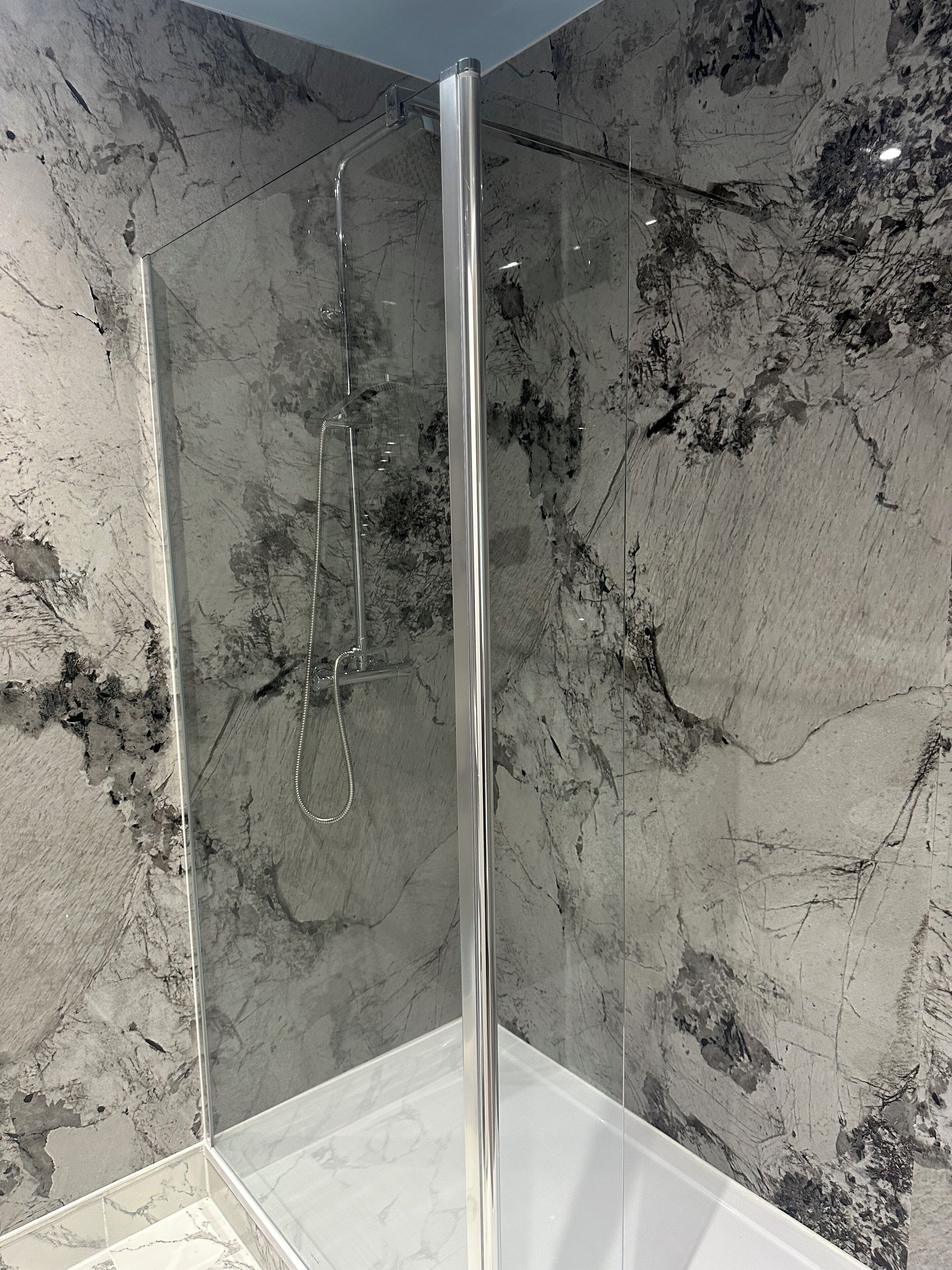 Habitación panorámica | Baño | Tina con regadera, secadora de cabello, toallas 