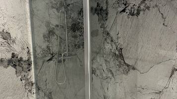 Panoramic Room | Bathroom | Combined shower/tub, hair dryer, towels