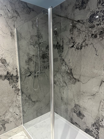 Panoramic Room | Bathroom | Combined shower/bathtub, hair dryer, towels. DeSalis Hotel London Stansted
