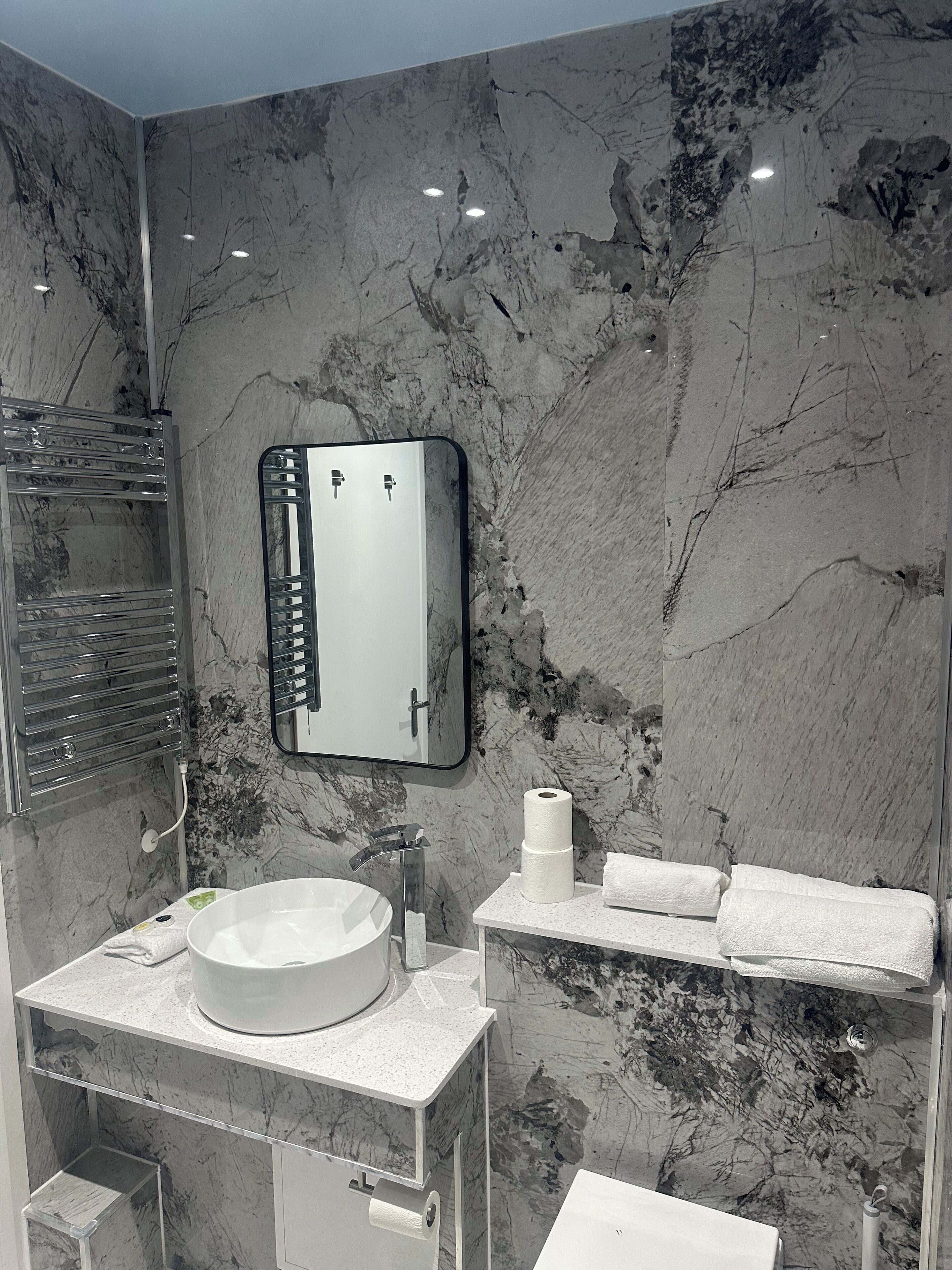 combined shower/bathtub, hair dryer, towels