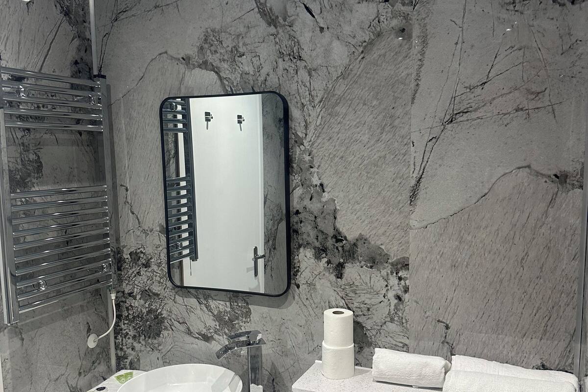 combined shower/bathtub, hair dryer, towels