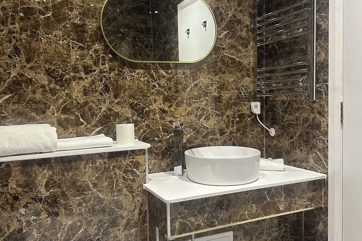 panoramic room | bathroom | combined shower/bathtub, hair dryer, towels