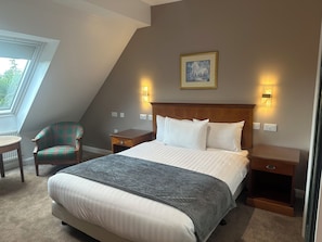 In-room safe, desk, soundproofing, iron/ironing board - DeSalis Hotel London Stansted (Bishop's Stortford)