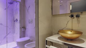 Deluxe Double Room, Annex Building | Bathroom | Shower, free toiletries, hair dryer, towels