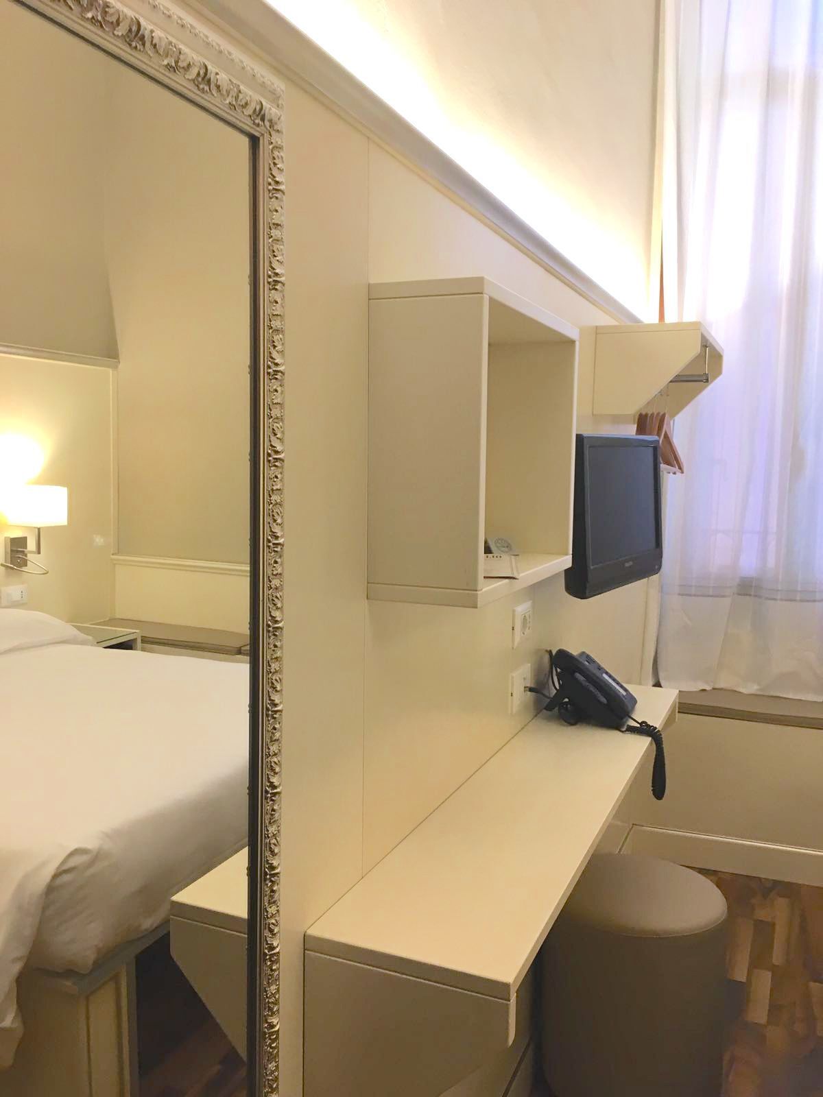 Cofres nos quartos, escrivaninha, quartos à prova de som